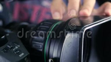 摄影摄像。 摄影师改变相机设置焦距、光圈和变焦，为拍摄做好准备。